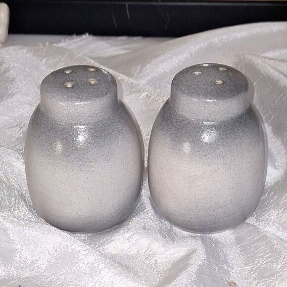 Native Gray Wolves Salt & Pepper Shakers Ceramic Pottery Kitchen Utensil - Picture 7 of 13